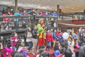 Con patinaje, disfraces y golosinas se regaloneó  a los más chicos de la casa