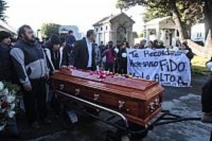 Con emotivo adiós sepultan restos de  pescadores muertos en Estrecho de Magallanes