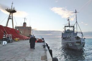 Armada realiza mantención  en boyas pilares