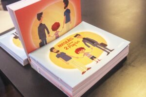 Movilh entrega apoyo a madre e hija hostigadas por asistir a lanzamiento de libro
