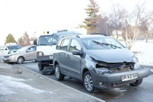 Chofer resultó lesionado tras colisionar en España esquina Avenida Colón