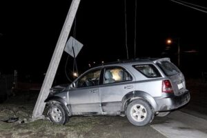 Conductor perdió el control y chocó contra poste