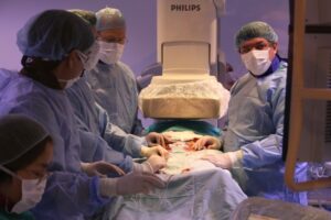 Nuevo cardiocirujano llegará a hospital clínico para reducir espera de cirugías