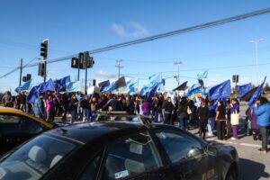 Avenida Frei fue interrumpida masivamente por funcionarios públicos