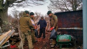 Carabineros ayuda a adulto mayor