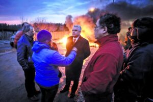 “Queremos arreglos definitivos y bien hechos porque el barro del camino nos tiene aislados de Punta Arenas”