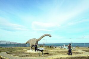Mañana se inaugura muestra de animales prehistóricos instalados en el Parque María Behety