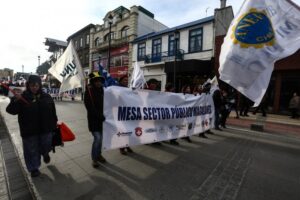 Sector público continuará movilizado hoy y dirigentes viajan a Santiago para 