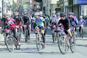 Actividad ciclística por los 70 años del descubrimiento del petróleo