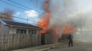 Voraz incendio consume a una vivienda y vehículo en la población Dubracic