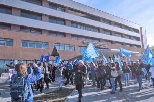 Paro de funcionarios públicos obliga a suspender cirugías en Hospital Clínico