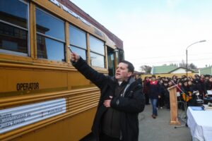 Escuela Bernardo O’Higgins cuenta con nuevo bus escolar y fue bendecido