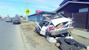 Conductor con lesiones graves tras chocar contra un poste del alumbrado público