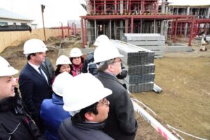 Intendente Flies visitó la construcción del nuevo hospital de Porvenir