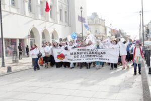 Manipuladoras de alimentos exigen que bono de Zonas Extremas se estipule en bases de licitación