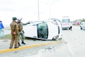 Dos lesionados dejó colisión  con volcamiento en la Costanera