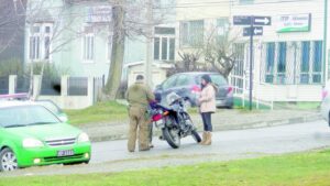 Chocan a motociclista y se dan a la fuga