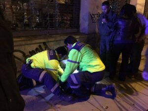 Jóvenes graves tras ser agredidos a la salida de discoteques