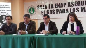 Trabajadores de ENAP critican a gerencia por prestaciones de servicios y contratos