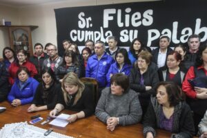 Funcionarios públicos ven lejano acuerdo con Gobierno y emplazan a intendente Flies con ultimátum