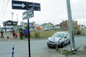 Choque contra poste  terminó con dos lesionados