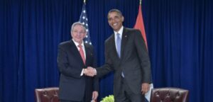 Castro pide a Obama el fin del embargo contra Cuba tras inédita reunión bilateral