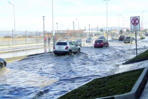Tubería rota inundó de aguas servidas la Avenida Costanera