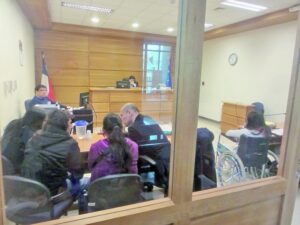 Por contestarle mal a su madre, la castigaron golpeándola entre los abuelos y su progenitora