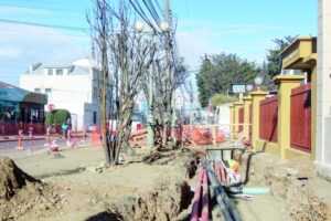 Iniciaron trabajos para “sepultar” los molestos cables eléctricos y telefónicos del centro de Punta Arenas