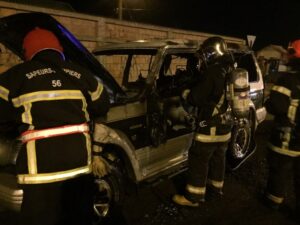 Falla eléctrica fue la causa de incendio de un station wagon que resultó completamente destruido