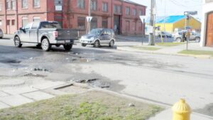 Los numerosos hoyos que se mantienen por meses en la transitada calle 21 de Mayo