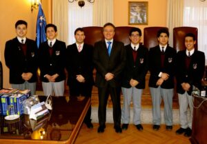 Presidente de la Corte de Punta Arenas recibió a  estudiantes que competirán en torneo de debate escolar