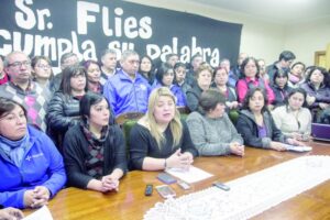 Más de 11 mil funcionarios públicos  paralizan desde hoy todos los servicios