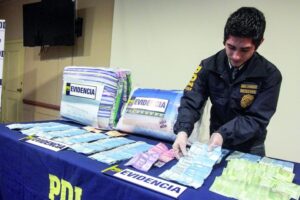 Detienen a dos mujeres por millonario robo en vivienda