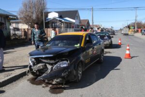 Conductor lesionado tras violenta colisión frontal en calle Ovejero