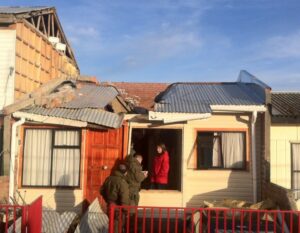 Viento “huracanado” de 110 kilómetros derribó muro cortafuegos y dejó daños cuantiosos en vivienda