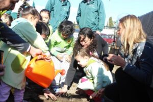 Niños y niñas del jardín infantil “Girasol” reciben la primavera plantando árboles