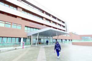 Mujer entró a pabellón para operarse de un mioma y terminó con el intestino perforado
