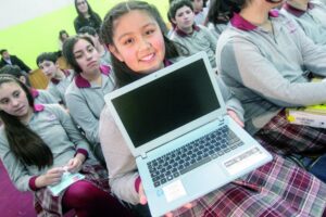 Comenzó la primera entrega de computadoras a estudiantes de establecimientos educacionales públicos