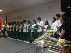 16 estudiantes de la especialidad atención de enfermería del liceo Sara Braun recibieron investidura
