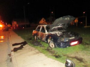 Un vehículo abandonado en la vía pública fue incendiado en Puerto Natales