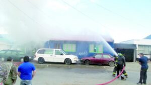 Explosión de auto originó posterior incendio en garaje y vivienda