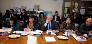 Plazo de trámite para proyecto de aborto desata críticas en Comisión de Constitución