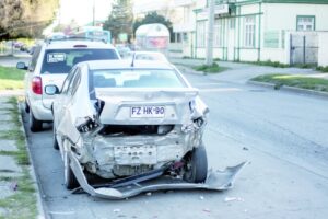 Chofer ebrio chocó  automóvil estacionado  y se dio a la fuga