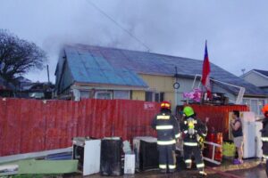 Vela en dormitorio originó incendio  que dejó diez damnificados
