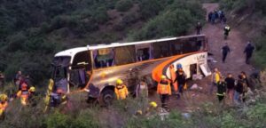 Al menos 4 muertos deja colisión entre bus de trabajadores de Codelco y un auto en Machalí