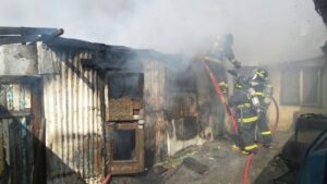 Incendio consumió vivienda en sector sur de Punta Arenas