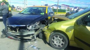 Heridas menos graves sufrieron tres personas en accidente de tránsito protagonizado por conductora de taxi