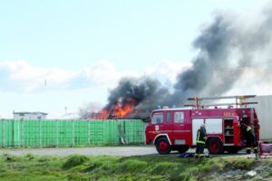 Millonarias pérdidas dejó incendio en galpones de pesquera Lennox