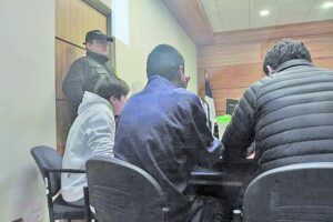 Jóvenes detenidos  manejando auto robado